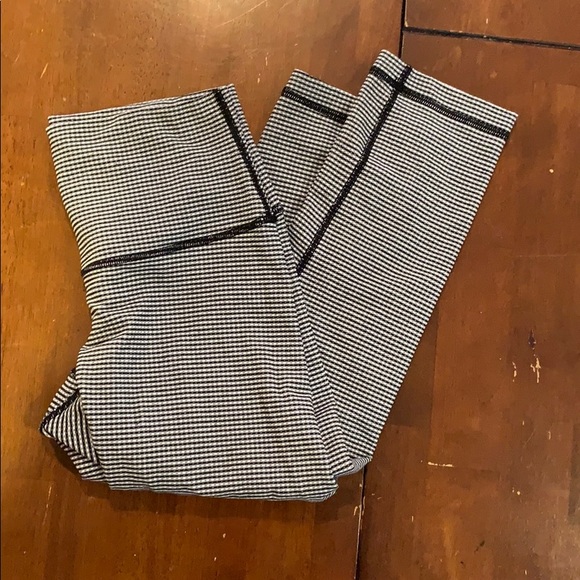 Cropped Gingham Lululemons - Picture 4 of 4